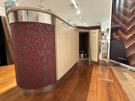 Bancone Angolare Rivestito in Mosaico Rosso con Top in Marmo