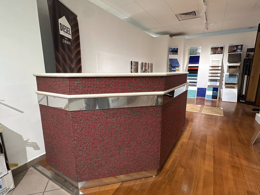 Bancone Angolare Rivestito in Mosaico Rosso con Top in Marmo