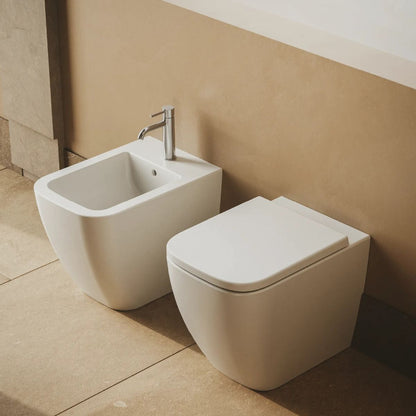 Hatria Bianca – Coppia sanitari a terra traslati senza brida con sedile soft-close e bidet