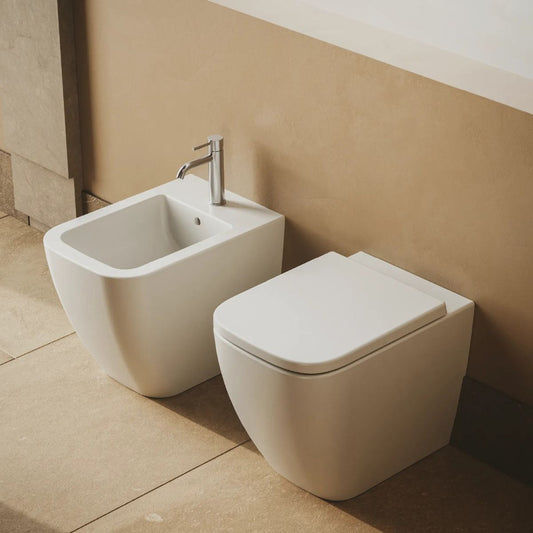 Hatria Bianca – Coppia sanitari a terra traslati senza brida con sedile soft-close e bidet